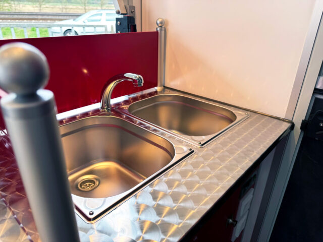 Edelstahl Doppelwaschbecken in einem Hähnchengrillmobil