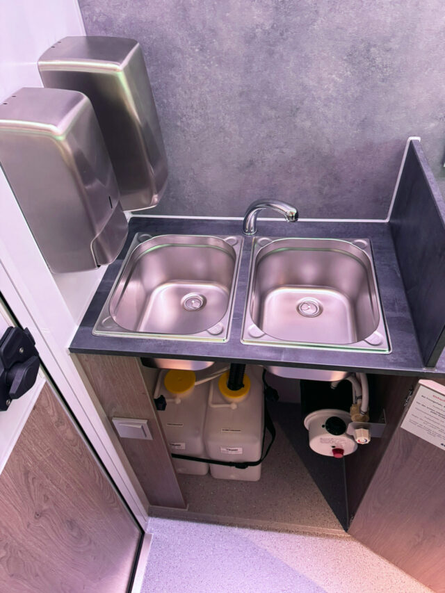 Edelstahl Doppelwaschbecken in einem Tourenmobil mit Kühltheke