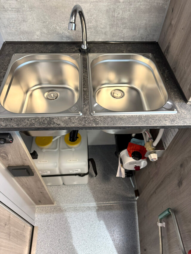 Edelstahl Doppelwaschbecken in einem Verkaufsfahrzeug Fisch