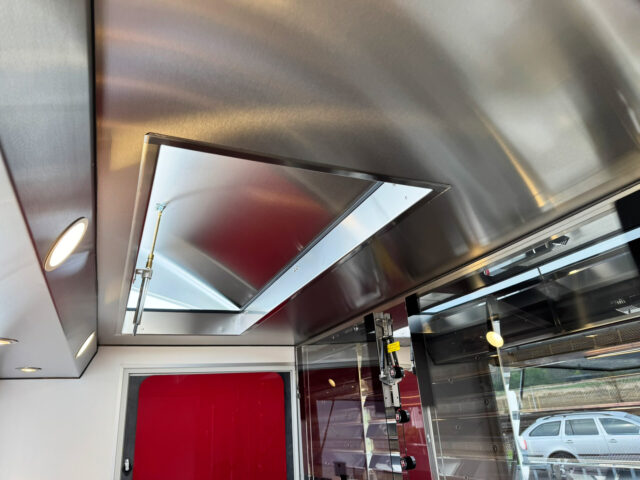 Edelstahl verkleidetes Dach mit Abzug in einem Hähnchengrillmobil