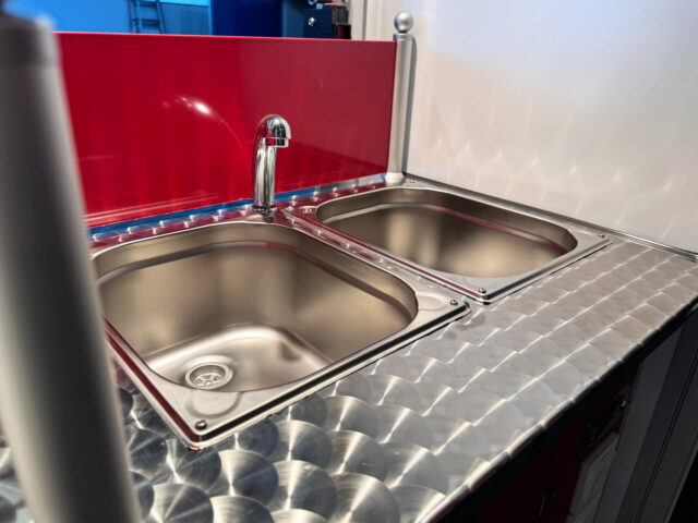Edelstahlwaschbecken in einem Hähnchengrillfahrzeug