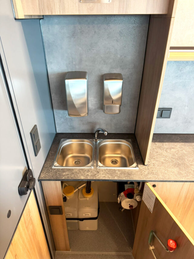 Edelstahlwaschbecken in einem Verkaufsfahrzeug mit Umluftkühlung