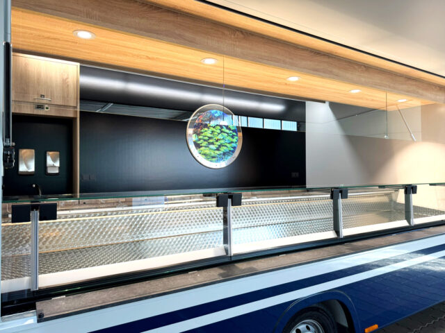 Einsicht in ein Fischverkaufsmobil