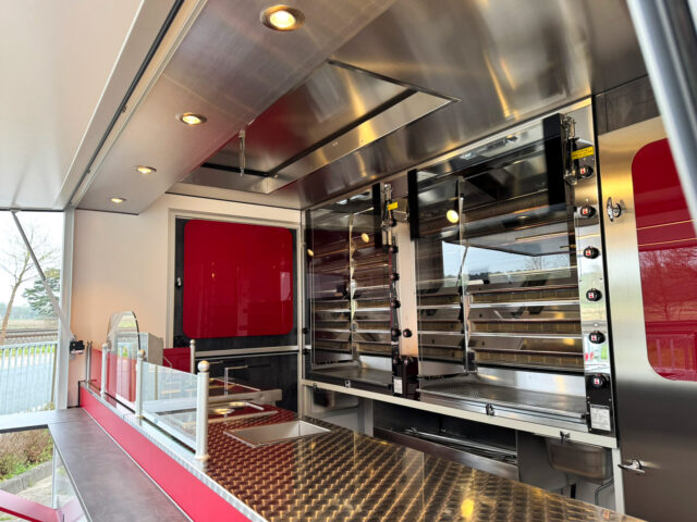 Einsicht von vorn in ein Hähnchengrillmobil