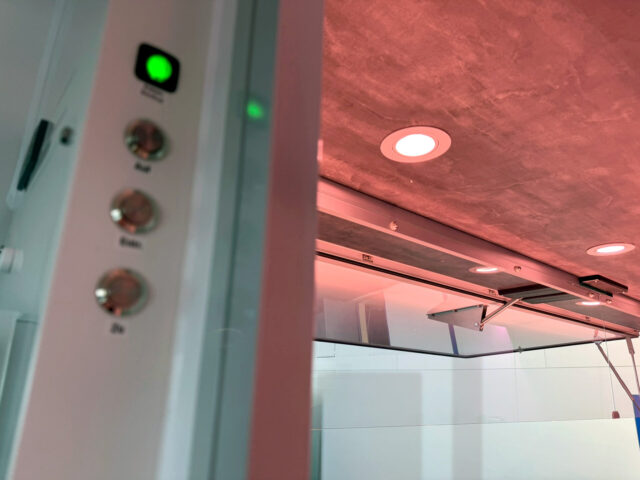 Elektrische Klappenöffnung in einem Tourenmobil mit Kühltheke