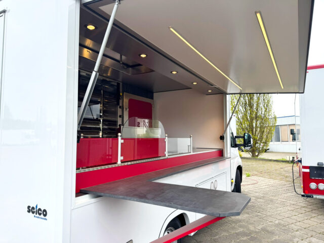 Esstisch in einem Hähnchengrillmobil