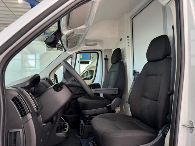Fahrerhaus Fiat Ducato eines Tourenmobils mit Kühltheke