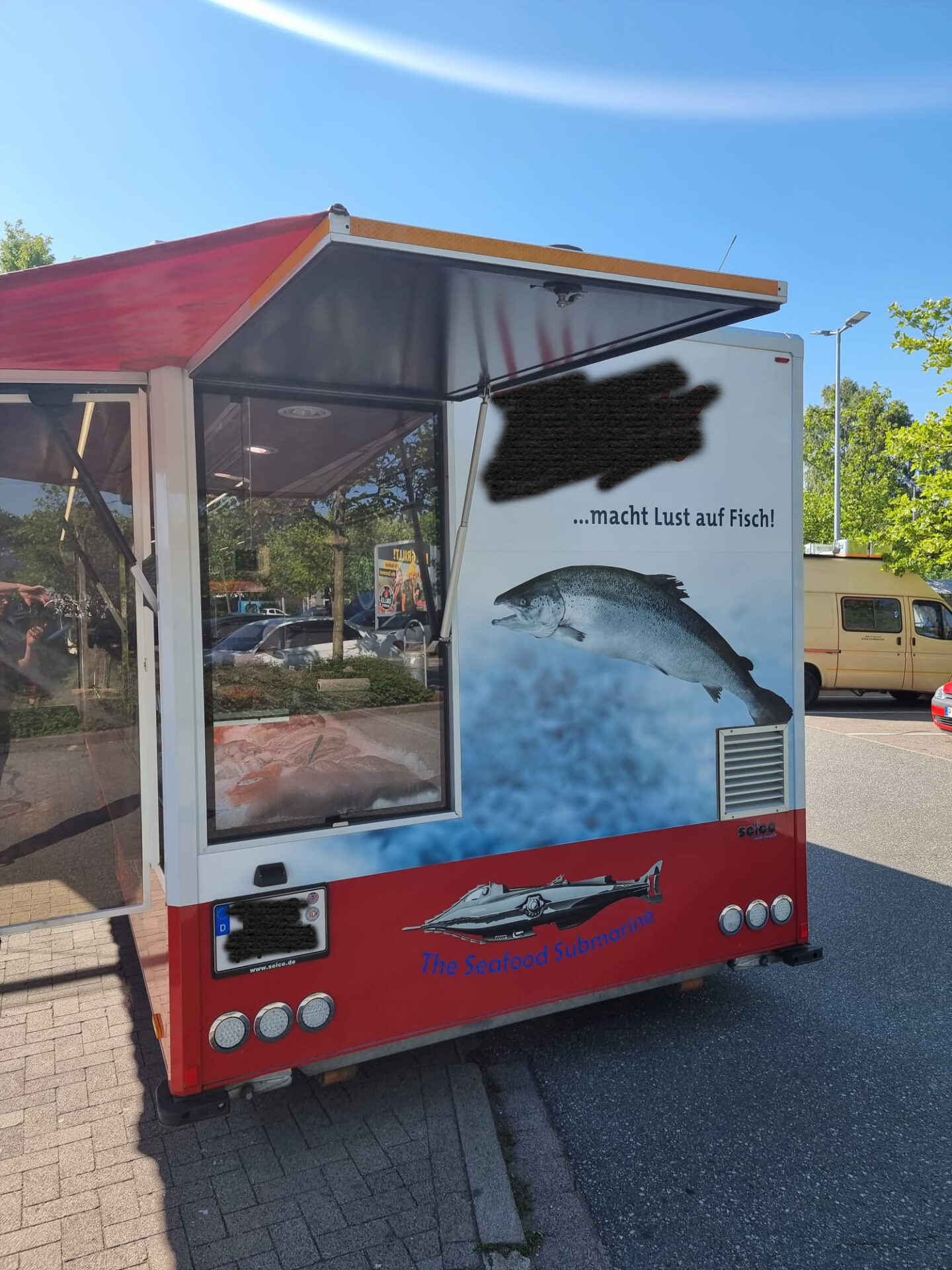 Außenansicht Heck Fischmobil Fischverkaufswagen
