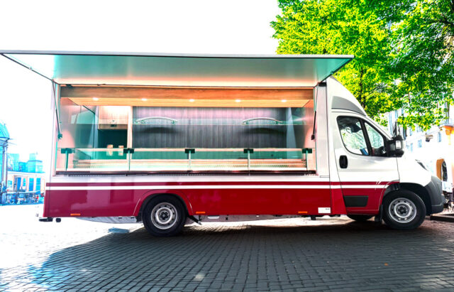 Fleischverkaufsmobil Gesamtansicht auf einem Wochenmarkt