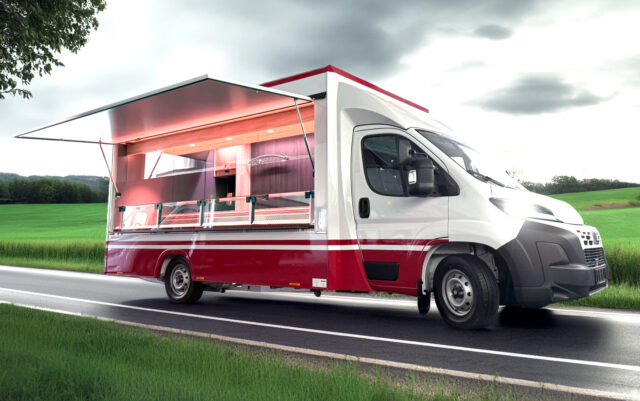 Fleischverkaufsmobil mit Kühltheke auf einer Landstraße