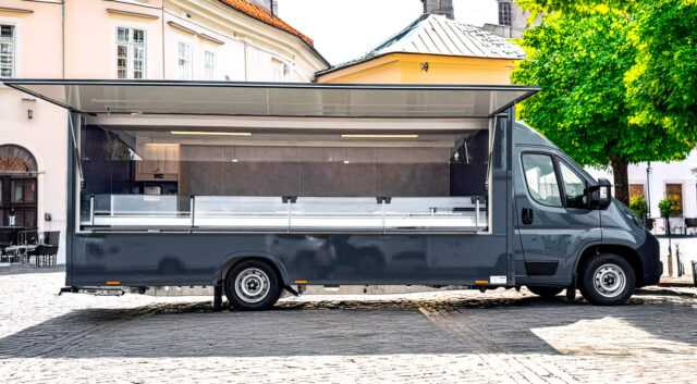 Food Truck mit Kühltheke auf einem Wochenmarkt