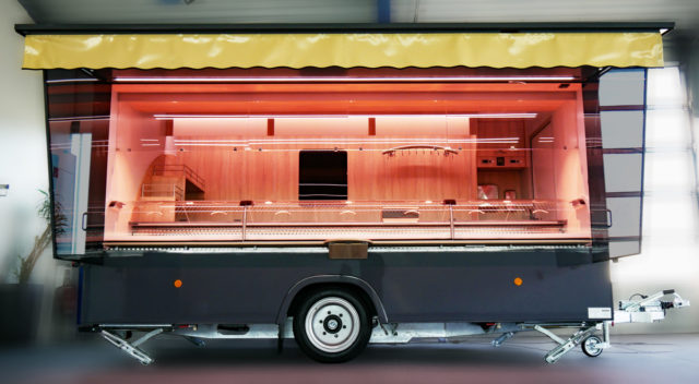 Fleischwagen / Fleischanhänger / Verkaufsfahrzeug / Verkaufswagen mit Kühltheke / Verkaufsfahrzeug mit Kühltheke / Verkaufsanhänger / Verkaufswagen / Marktwagen / mobiler Handel mit Fleisch / Umluftkühltheke