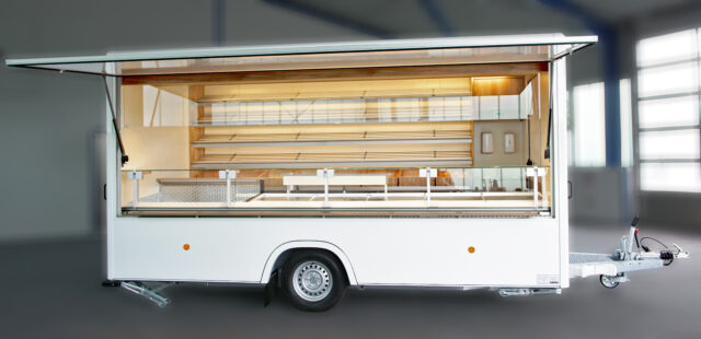Bäckeranhänger Gesamtansicht Miete / Mietfahrzeug / Mietanhänger / Mietberatung / Mietwagen / Marktmobil / Marktfahrzeug / Marktwagen / Verkaufsanhänger / Verkaufsmobil / Verkaufswagen / Verkaufsfahrzeug / Verkaufsauto gebraucht / Verkaufsfahrzeug gebraucht / Verkaufsmobil gebraucht / Verkaufsfahrzeug mobiler Handel / Mobil verkaufen / Wochenmarkthandel / Tourenverkauf / Marktwagen / Mobiler Verkaufsstand / Seico / Borco / Esselmann / Fischer / RKB Gamo / GIMA-Tec / Backmobil / Bäckerwagen / Backfahrzeug / Backmobile / Back Auto / Backanhänger / Bäckertoure / Brötchenflitzer / Backwarenhandel Wochenmarkt / Backwagen / Brothandel / Brotverkauf