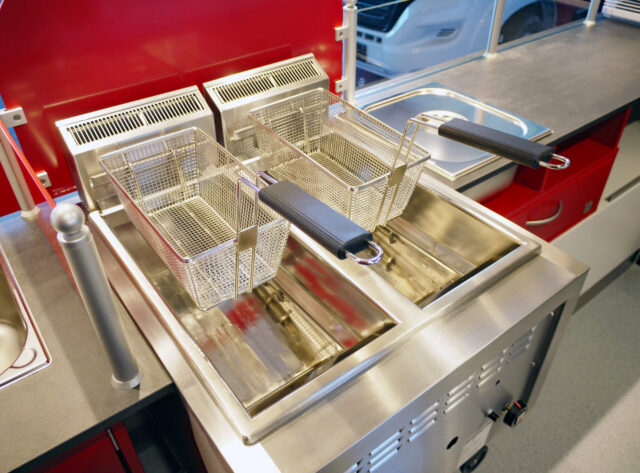 Zwei-Becken-Fritteuse im Grillmobil