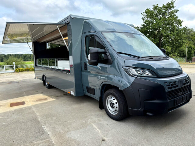Frontansicht Food Truck mit Kühltheke