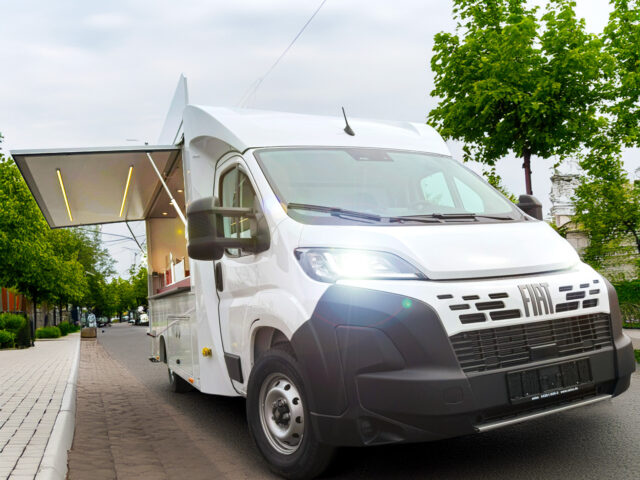 Frontansicht außen Hähnchengrillmobil auf der Straße