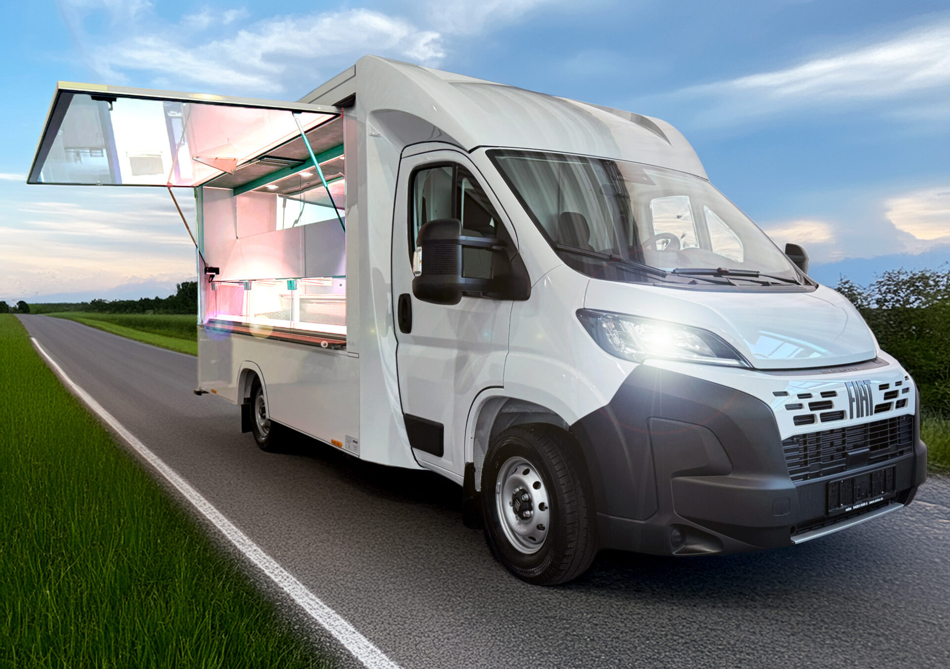 Frontansicht eines Tourenmobils mit Kühltheke auf einer landstraße