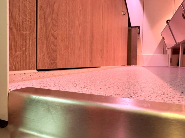 Fugenloser Bodenabschluss eines Tourenmobils mit Kühltheke