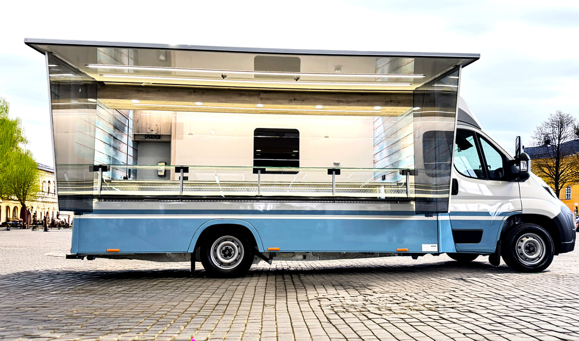 Gesamtansicht Fischverkaufsmobil auf einem Marktplatz