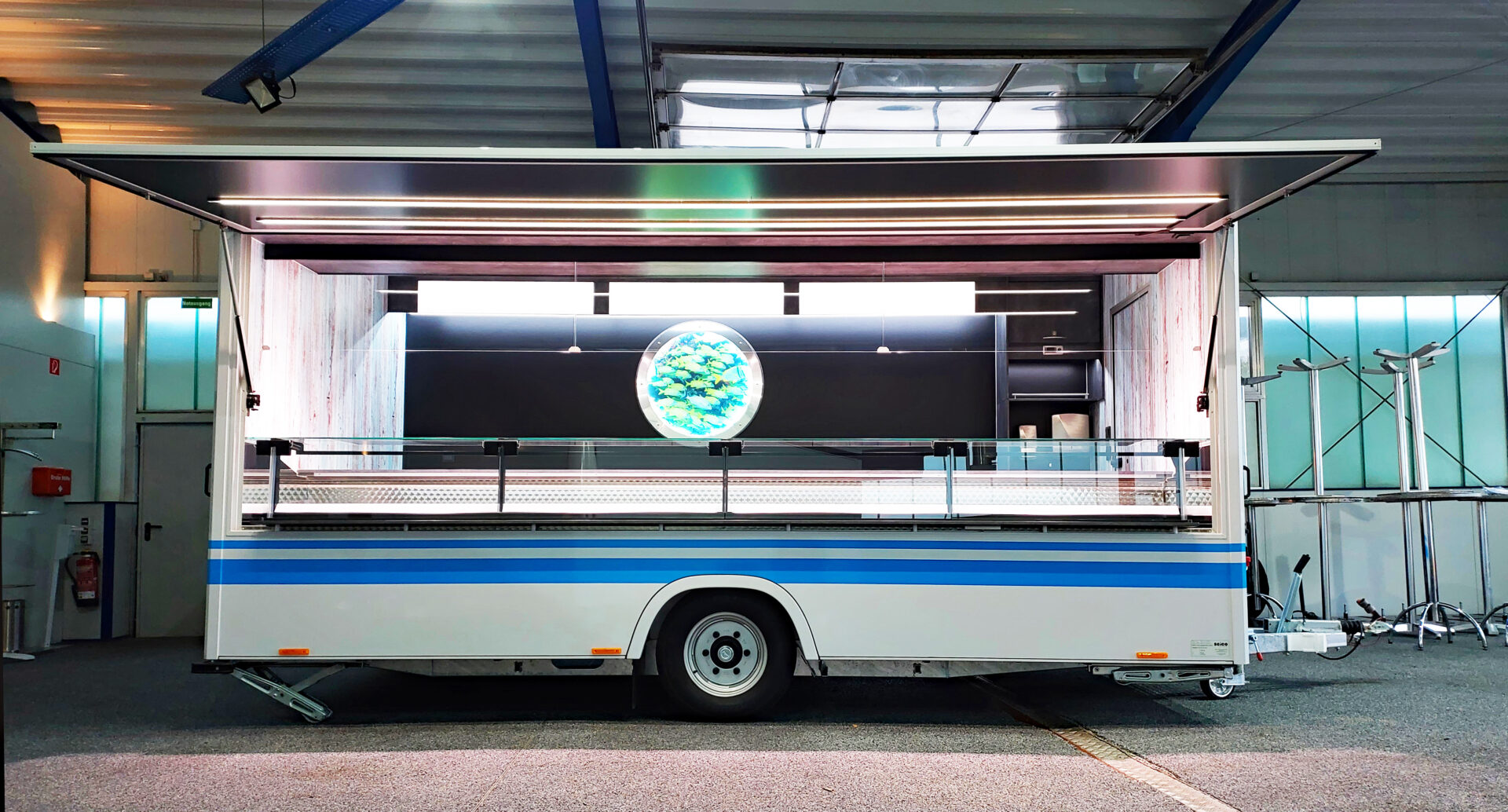 Gesamtansicht Fischwagen mit Kühltheke