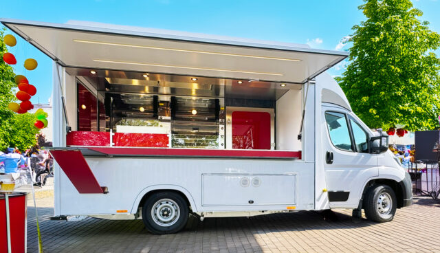 Gesamtansicht eines Hähnchengrillmobils auf einem Street Food Festival