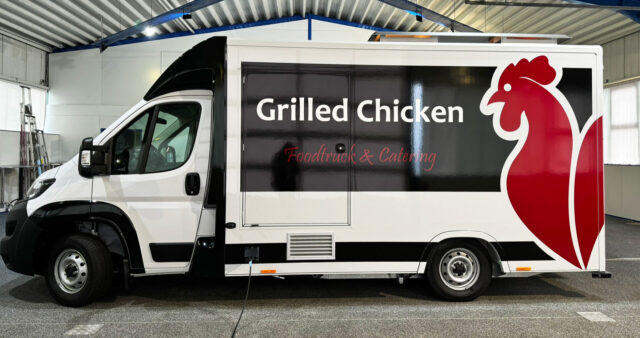 Hähnchengrillmobil Folierung Grilled Chicken Außenansicht