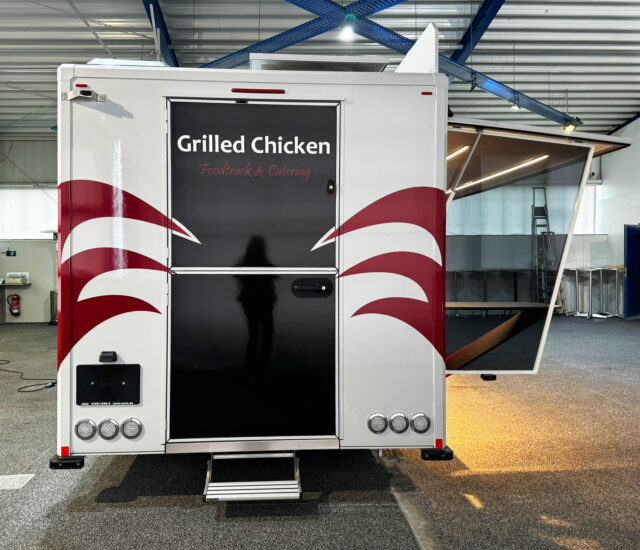 Hähnchengrillmobil Heckansicht von außen auf geteilte Tür