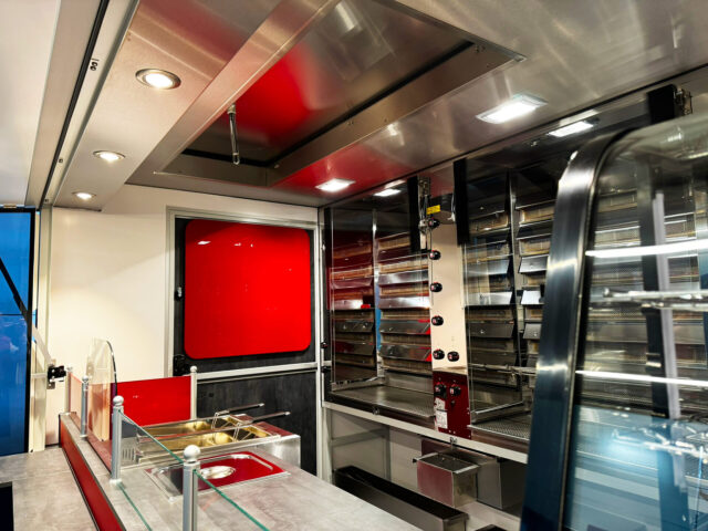 Hähnchengrillmobil Kundenansicht auf Fritteuse und Dachabzug