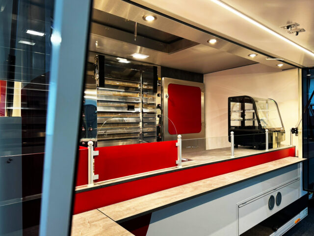 HähnchengrillmobilKundeneinsicht vom Esstisch aus