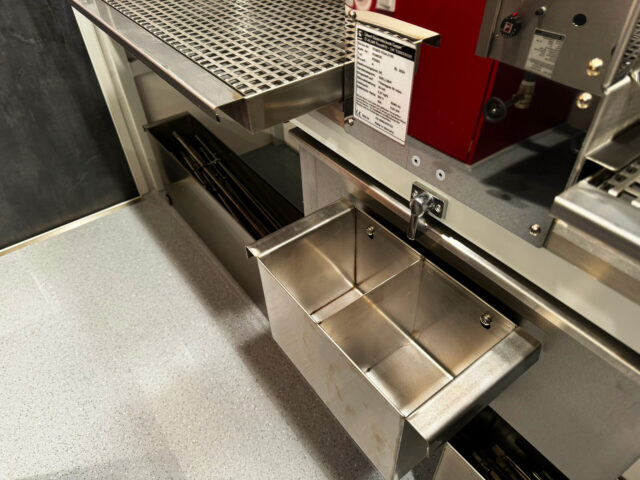 Hähnchengrillmobil mit Besteckhalter und ausziehbarer Arbeitsfläche