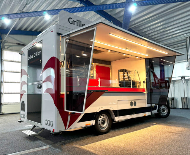 Hähnchengrillmobil mit Seitenblenden und LED Beleuchtung