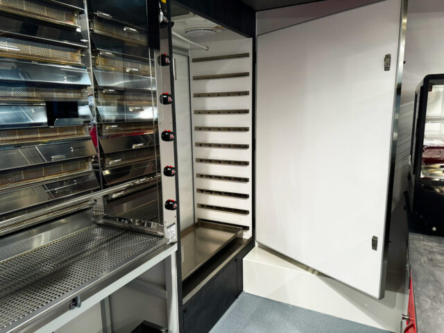 Hähnchengrillmobil mit Spießkühlschrank