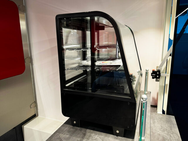 Hähnchengrillmobil mit einer Salatvitrine