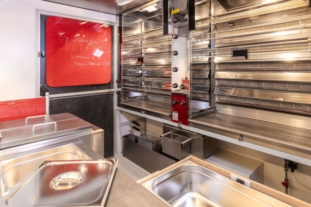 Hähnchengrillwagen Innenansicht