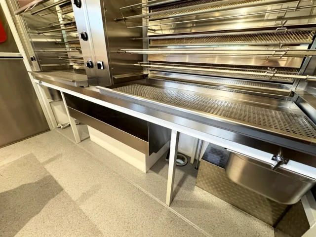Hähnchenwagen mit Spießschütte unter dem Hähnchengrill kaufen