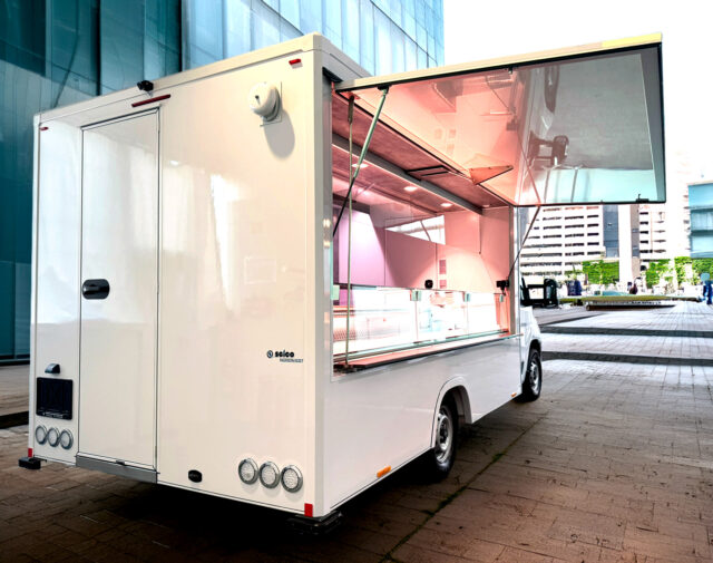 Heckansicht eines Tourenmobils mit Kühltheke