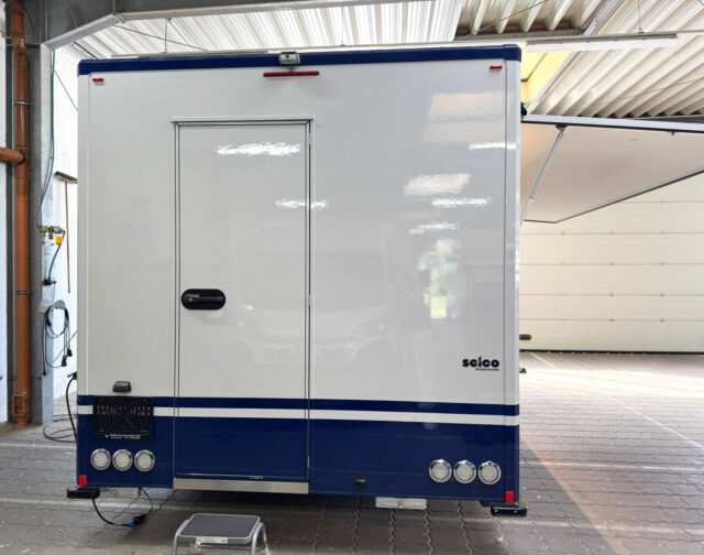 Heckseite eines Fischverkaufsmobils mit Rückfahrkamera