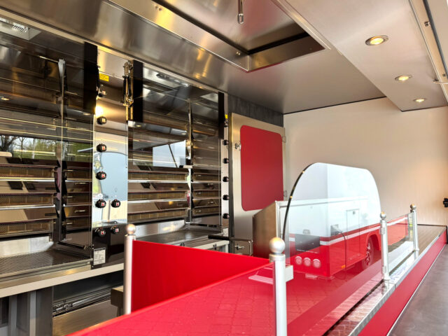 Heckseitige Einsicht in ein Hähnchengrillmobil