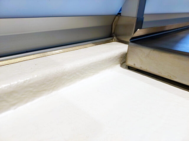 Herausnehmbare Thekenbleche einer Kühltheke im Fischwagen