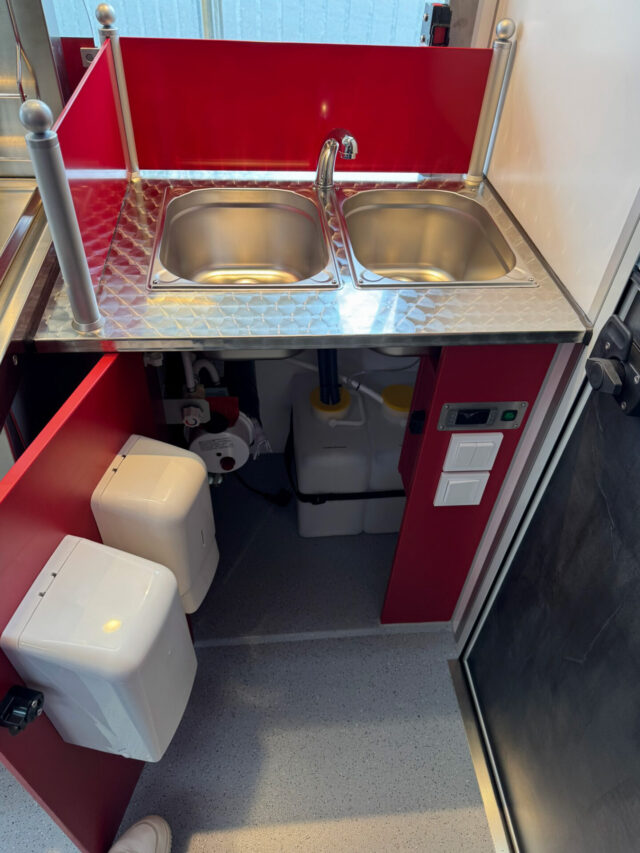 Hygienepaket in einem Hähnchengrillmobil
