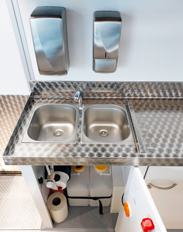 Hygieneschrank in einem Fischwagen