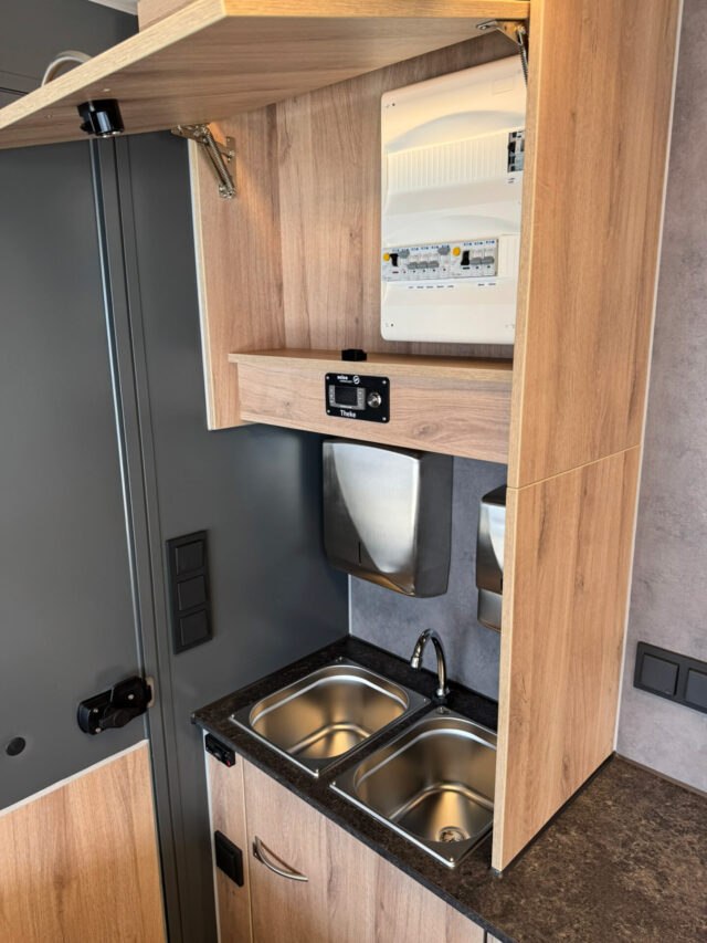 Hygieneschrank in einem Food Truck mit Kühltheke