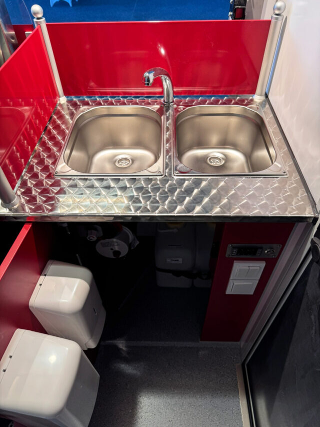 Hygieneschrank in einem Hähnchengrillfahrzeug