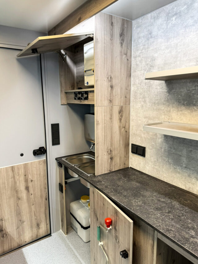 Hygieneschrank mit Schalttafel in einem Verkaufswagen Fisch