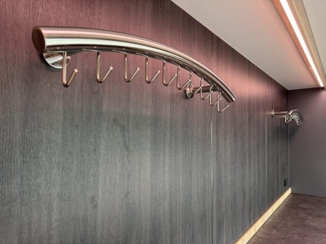 Täfelung und Wurstbögen in einem Fleischverkaufsmobil