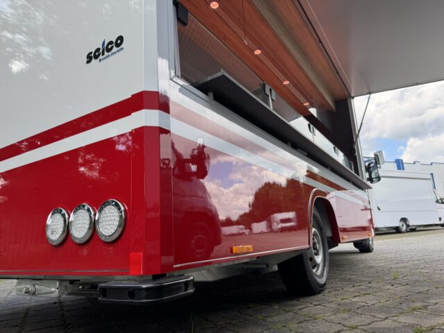 Fleischverkaufsmobil Außenlackierung und Anstoßecken am Aufbau