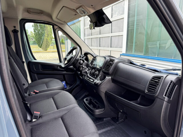 Innenansicht Fiat Ducato eines Food Truck mit Kühltheke