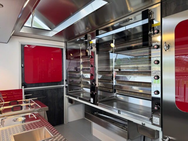 Innenansicht Ubert Grill in einem Hähnchengrillmobil