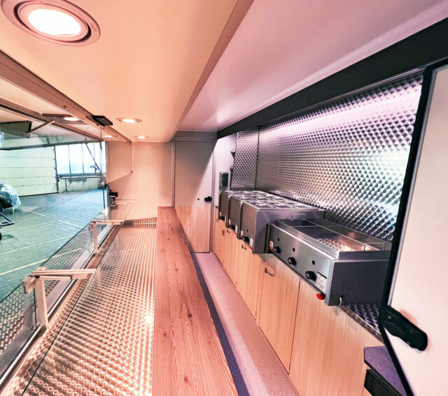 Innenansicht Verkaufsfahrzeug Frühstücksservice