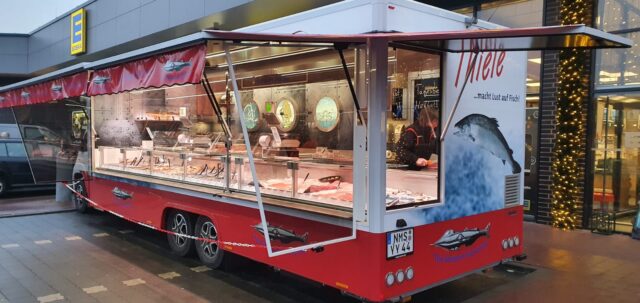 Heckansicht eines Fischverkaufsmobils mit zweiter Verkaufsklappe